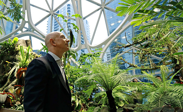 Джефф Безос осматривает комплекс Amazon Spheres в Сиэтле, 29 января 2018 года. В 2020 году Безос заявил, что планирует потратить 10 миллиардов долларов на помощь в борьбе с изменением климатаAP/Ted S. Warren