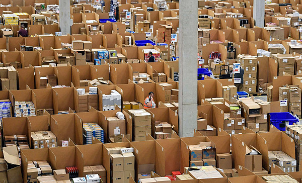 Работники собирают товары для заказов на гигантском складе логистического центра Amazon в Рейнберзи, Германия, 14 ноября 2018 годаAP/Martin Meissner