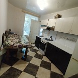 Продається трьохкімнатна квартира з ремонтом.