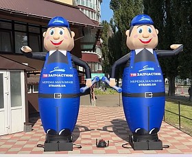 Человек машет на дороге, реклама в месте продаж 340 см