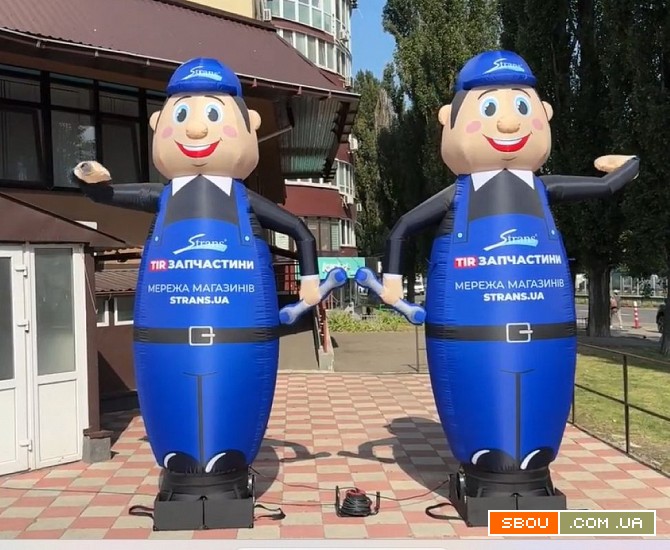 Человек машет на дороге, реклама в месте продаж 340 см Київ - изображение 1