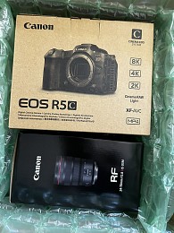 Canon EOS R5 C бездзеркальної кінокамери з RF 24-70mm f/2.8 об'єктивом