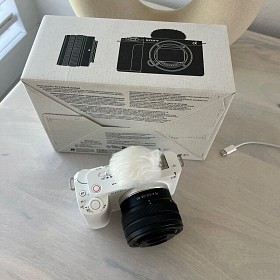 Sony ZV-E1 Бездзеркальна камера з 28-60 мм об'єктивом (біла)