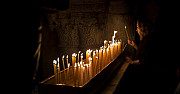 Возжжение свечи в храме Гроба господня. Иерусалим