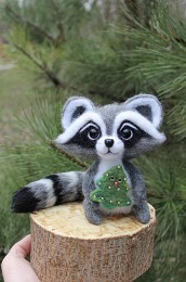 Енот з ялинкою іграшка валяна з шерсті войлочний енотік ручна робота