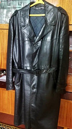 Мужской кожаный плащ-пальто чёрного цвета.